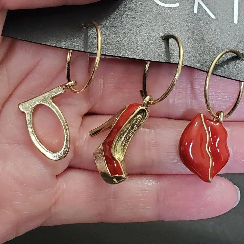 Gold tone wine gl@ss charms